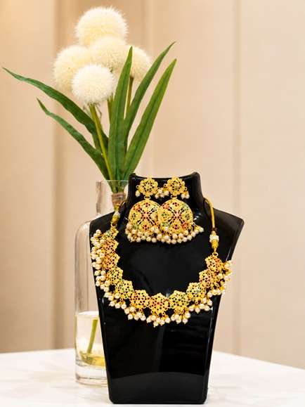 elegant-gold-floral-necklace-matching-pearl-jhumka-set